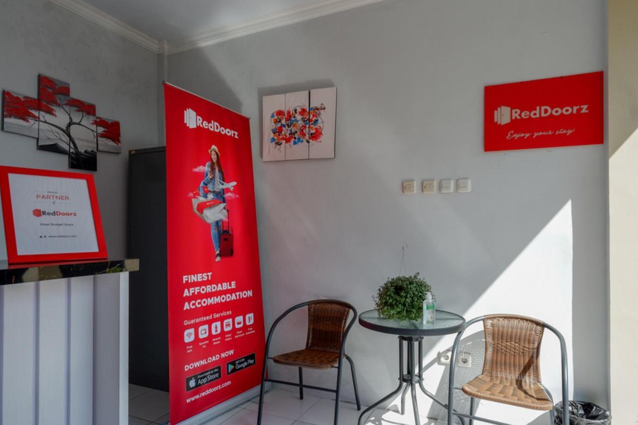 Reddoorz Near Padang Golf Adisucipto Hotel Potrojayan Exterior photo