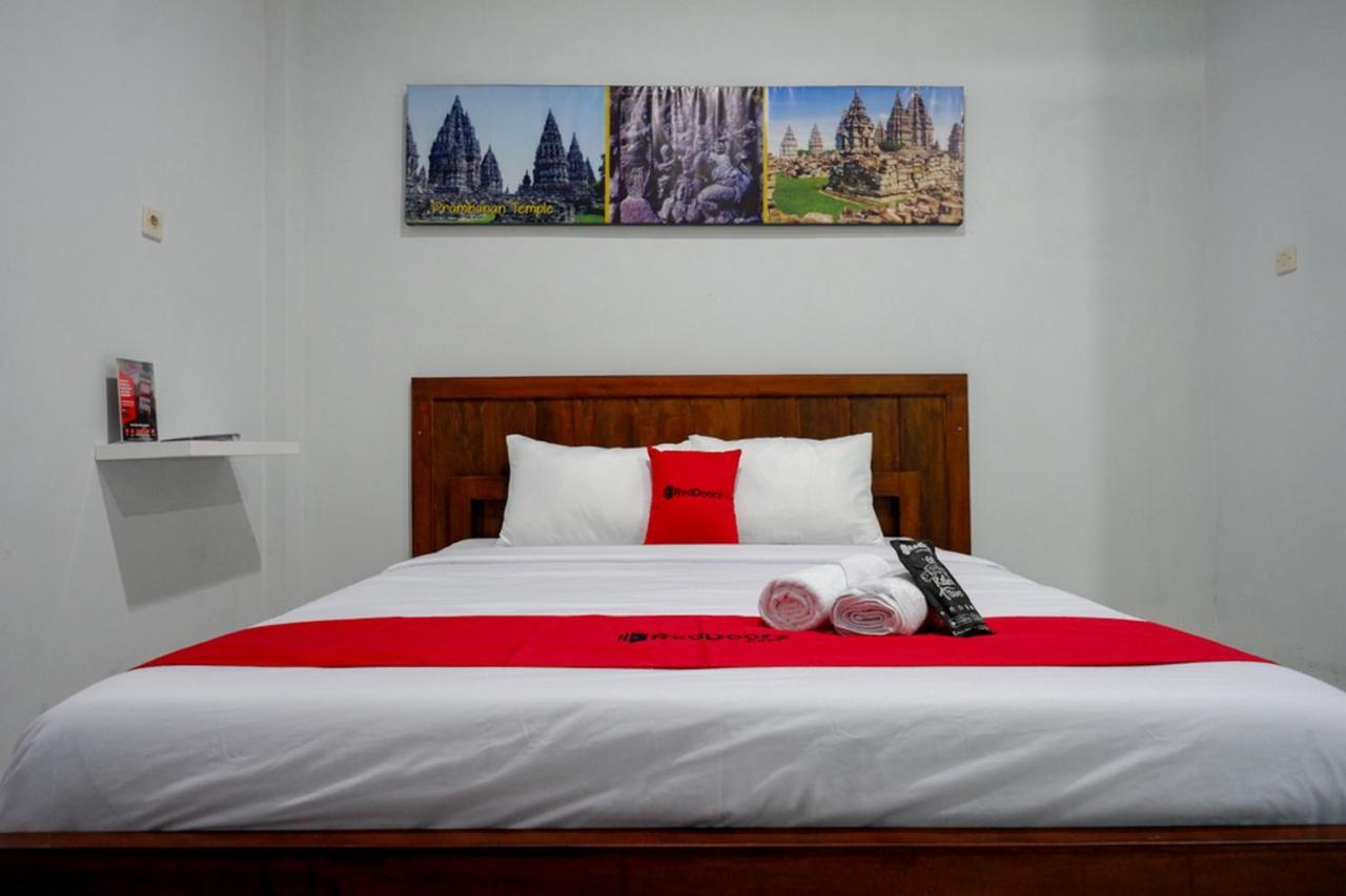 Reddoorz Near Padang Golf Adisucipto Hotel Potrojayan Exterior photo