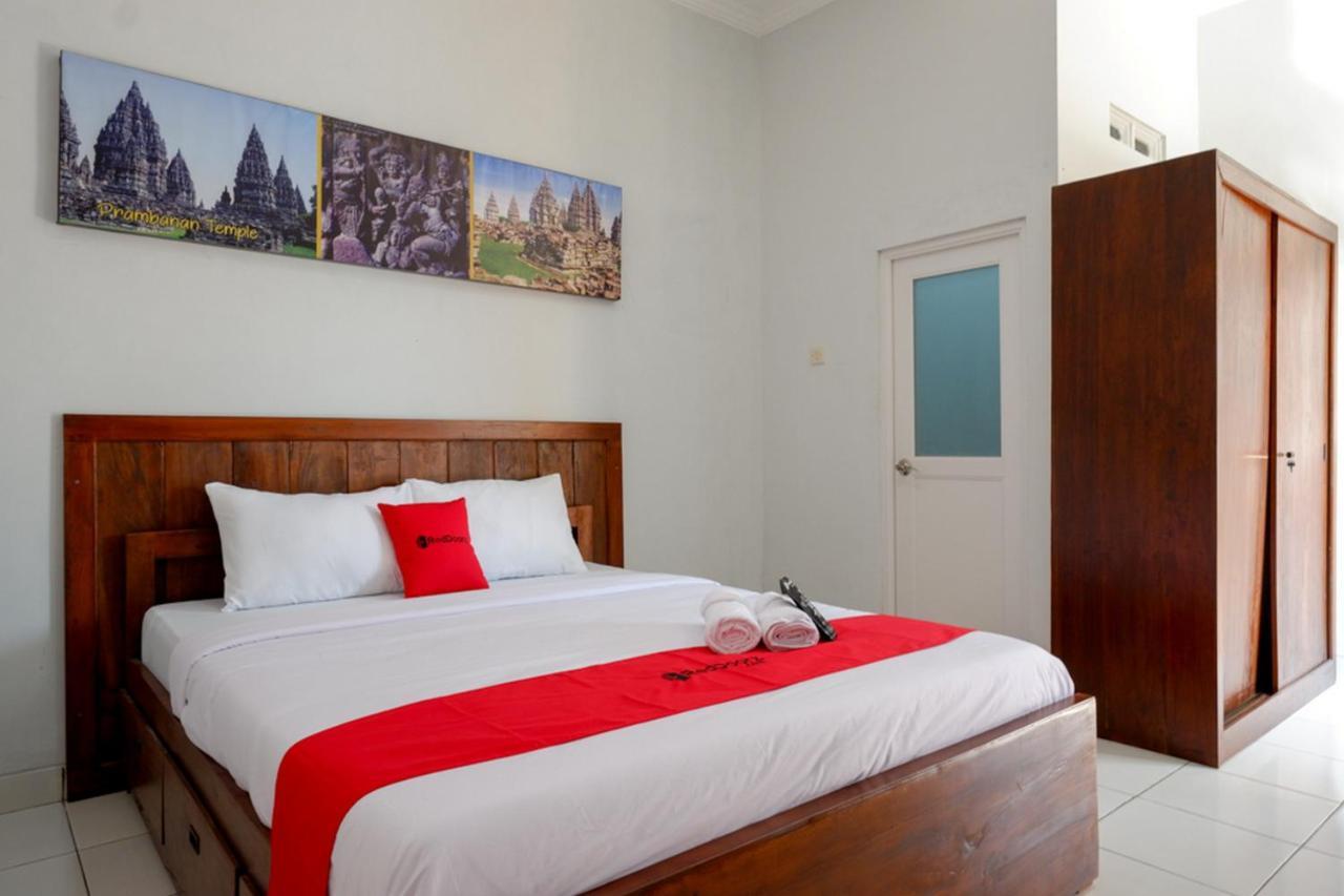 Reddoorz Near Padang Golf Adisucipto Hotel Potrojayan Exterior photo